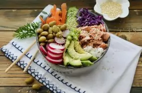 Poke bowl - zdravá a efektná miska plná farieb a chutí